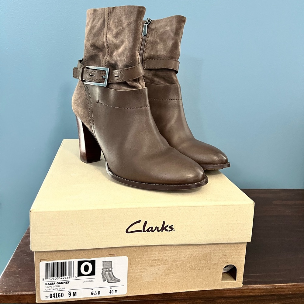 Womens Clarks Kacia Garnet Taupe Suede Leather Heeled Boots Booties Size 8.5 M